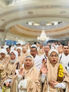 jamaah wanita tawaf di Ka'bah